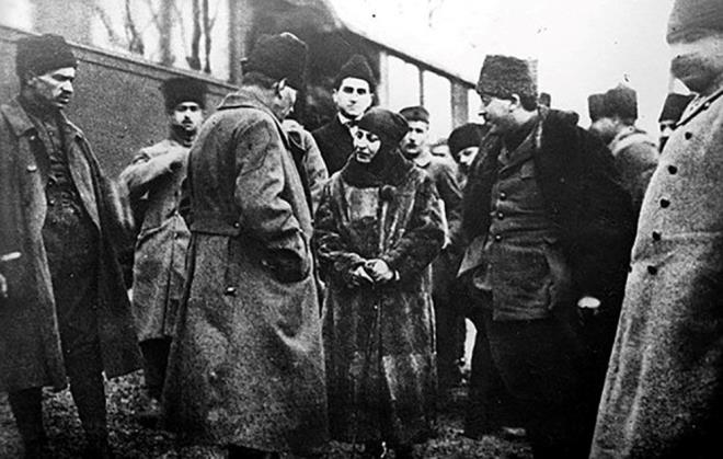 CUMHURİYETE GİDEN SÜREÇ<p>    Osmanlı İmparatorluğu, 1876 yılına kadar mutlak monarşi, 1876-1878 ve 1908-1918 arasında meşruti monarşi ile yönetilmişti.<p>    I. Dünya Savaşı'nda yenilgiye uğramasının ardından işgale uğrayan Anadolu'da halkın işgalcilere karşı Mustafa Kemal Paşa önderliğinde verdiği Millî Mücadele, Ekim 1922 tarihinde millî güçlerin zaferi ile sonuçlandı.<p>    Bu süreçte, "Büyük Millet Meclisi" adıyla 23 Nisan 1920'de Ankara'da toplanan halkın temsilcileri, 20 Ocak 1921'de Teşkilat-ı Esasiye Kanunu adlı yasayı kabul ederek egemenliğin Türk ulusuna ait olduğunu ilan etmiş ve 1 Kasım 1922'de aldığı kararla saltanatı kaldırmıştı.    Ülke, meclis hükûmeti tarafından yönetilmekteydi.