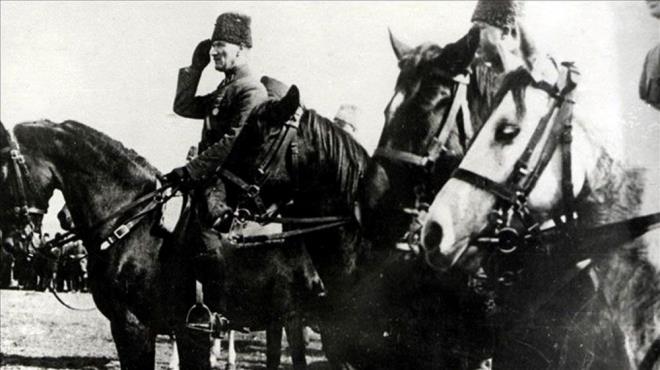 BAYRAM OLARAK İLAN EDİLMESİ<p>    Cumhuriyet ilan edildiği sırada henüz 29 Ekim günü bayram ilan edilmemiş, kutlamalar konusunda bir düzenleme yapılmamıştı; 29 Ekim gecesi ve 30 Ekim günündeki şenlikleri halk kendiliğinden organize etti. Ertesi yıl, 26 Ekim 1924 tarihli 986 numaralı kararname ile Cumhuriyet'in ilanının 101 pare top atılarak ve planlanacak özel bir programla kutlanmasına karar verildi. 1924 yılında yapılan kutlamalar, daha sonra yapılacak olan Cumhuriyet?in ilanı kutlamalarının başlangıcı oldu.