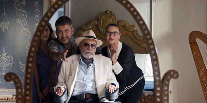 <h2 class="womanpage-gallery-detail-sub-title womanpage-gallery-detail-card-frame--sub-title">YAN YANA</h2>              <p class="card-text gallery-page-hero-card-text"></p><p>2011 yapımı Fransız filmi Intouchables'ın (Can Dostum) yeniden çevrimi olan Yan Yana'da başrolleri Haluk Bilginer ve Feyyaz Yiğit paylaşıyor.</p>  <p>Bir paraşüt kazası sonrası sakat kalan zengin bir adam ile bakıcı olarak tuttuğu genç adam arasında oluşan dostluğa odaklanan "Intouchables" filmine benzer bir hikayeye odaklanan Yan Yana'da sakat kalan zengin adam Refik'i Bilginer, onun bakıcısı Ferruh'a Yiğit hayat veriyor.<a href="https://www.donanimhaber.com"></a></p>  <p>Merakla beklenen film, 14 Kasım'da vizyona girecek.</p>