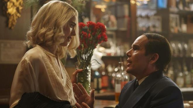 <h2 class="womanpage-gallery-detail-sub-title womanpage-gallery-detail-card-frame--sub-title">BLUE MOON</h2>              <p class="card-text gallery-page-hero-card-text"></p><p>Ethan Hawke, Margaret Qualley, Bobby Cannavale ve Andrew Scott'ın başrolleri paylaştığı Blue Moon filminin yönetmen koltuğunda Richard Linklater oturuyor.</p>  <p>Ünlü şarkı yazarı Lorenz Hart'ın son günlerine odaklanacak olan film, 14 Kasım'da vizyona girecek.</p>