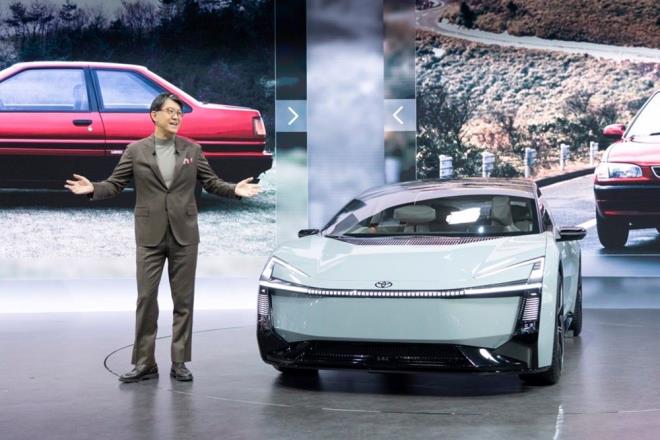 <h2 class="gallery-item-title">ÇERÇEVESİZ KAPI VAR</h2>                <p>Premium hava katan çerçevesiz kapı camları göze çaparken iç mekanda da tamamen değişiklikler beliriyor. Kimileri tarafından Toyota'nın iç dizaynı beğenilmese de fiziksel düğmeler yerini dijital gösterge panelini çevreleyen dokunmatik tuşlara bırakıyor. Tüm kontroller direksiyon simidinin arkasında toplanmış durumda.</p>