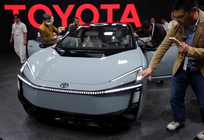 Dünyada en çok satılan otomobiller arasında liderliği uzun yıllardır bırakmayan Toyota Corolla, Japonya Mobilite Fuarı'nda konsept tasarım olarak tanıtıldı. Radikal dönüşüme giren Corolla, tamamen elektrikli bir modelden tam hibrit ve plug-in hibrit versiyonlara kadar geniş bir güç aktarma organı yelpazesi sunmayı planlıyor.