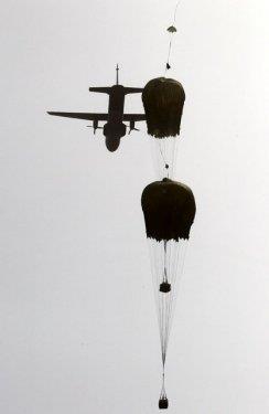 Senaryo gereği çıkarma gemileri ve botlarıyla asker ve zırhlı birliklerin kıyıya çıkmasıyla başlayan tatbikatta, özel harekat timlerinin helikopterle düşmanın arkasına intikali sağlandı.