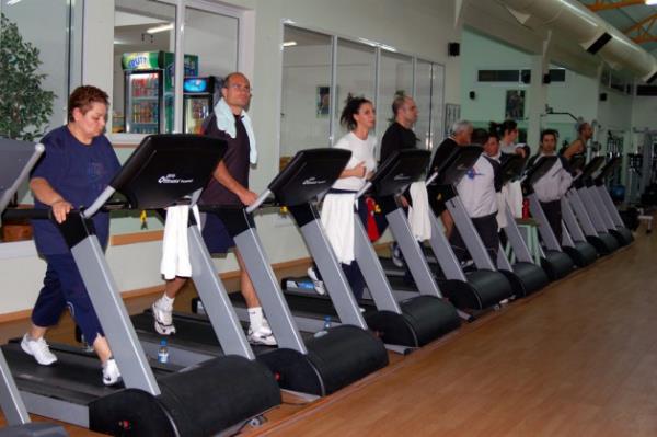 2 yüzme havuzu dolduracak kadar tükürük salgılıyor. 25 bin beygir gücü enerji harcıyor. 300 ton ağırlık kaldırıyor.