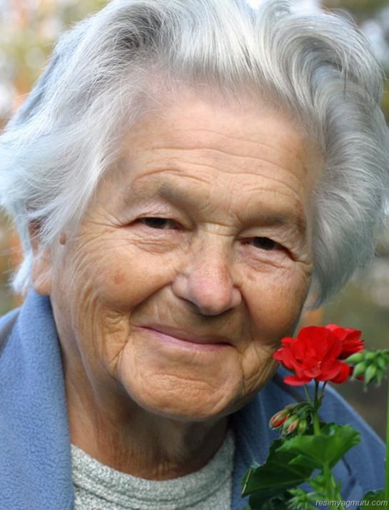 Bir insan ortalama 70 yıl yaşar. Bunun yarısını gece yaşar ve bu süreçte genelde uyur. Geriye 35 yıl kalır. Bu 35 yılın 5 yılı çocukluktayken geçer ve anlaşılmaz. 5 yılı da yaşlanınca gider ve yaşantının bu kısmından da fazla birşey anlaşılmaz. Geriye 25 yıl kalır. Bu 25 yılın 15 senesi çalışarak geçiyor, geriyo 10 yıl kalıyor. Bir de tuvalet banyo gibi ihtayaçlar var bunlara da 5 yıl gider, geriye sadece 5 yıl kalır, işte hayatımız boyunca hedeflerimiz uğruna yaptığımız onca savaş… Sadece 5 yıl için mi?