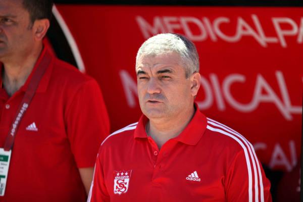 Sivasspor Teknik Direktörü Rıza Çalımbay da takımından olaylı şekilde ayrılan teknik adamlar arasında...
