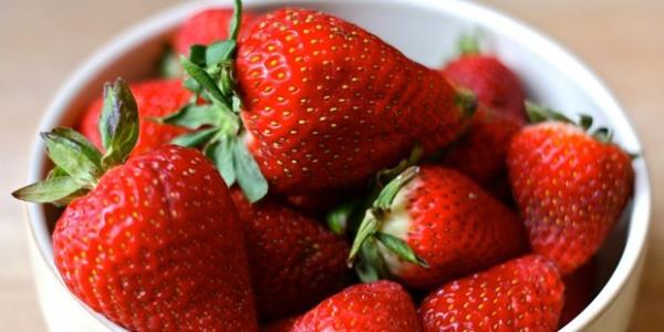 <P>Çilek</P>  <P>En lezzetli meyvelerden biri olan çilek, C vitamini, manganez ve lifler bakımından oldukça zengin. C vitamini bakımından en az narenciyeler kadar zengin olan çilek, dokuların onarılmasına, bağışıklığın güçlendirilmesine yardımcı oluyor. Son dönemde yapılan araştırmalar, çileğin göz sağlığı ve kırışıkların azalması üzerindeki olumlu etkilerinin de altını çiziyor.</P>