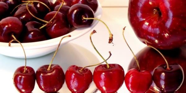 <P>Kiraz</P>  <P>Kiraz, yaz meyveleri arasındaki en düşük kalorili ve sağlıklı seçeneklerden biri. Bir kasesi yaklaşık 90 kalori olan kiraz, lifler, protein, A ve C vitaminleri bakımından oldukça zengin. Kiraza rengini veren antosiyaninler, egzersiz sonrası kasların onarılmasına yardımcı oluyor. Doğal bir anti-emflamatuar olan vişne ise, ağrı ve acıyı azaltıyor. Kırmızı renkli kiraz ve vişne ayrıca, artirit, gut, diyabet ve kalp hastalıklarının önlenmesine yardımcı oluyor. İçeriğindeki melatonin hormonu ise, uyku kalitesini arttırarak, sağlıklı bir uyku düzeni edinilmesine de yardımcı oluyor.</P>