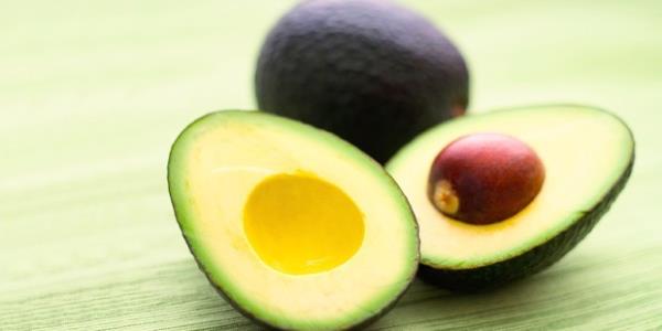 <P>Avokado</P>  <P>Avokado, cilt bakımı için oldukça yararlı bir meyve. İçeriğindeki doymamış yağlar, kolesterolün düzenlenmesine ve kalp krizi riskinin azalmasına yardımcı olurken, yüksek lif içeriğiyle de oldukça sağlıklı. Avokadoda bulunan E vitamini, kanser ve kalp hastalıklarıyla savaşırken, kırmızı kan hücrelerinin üretiminde de önemli bir rol oynuyor. Glükojen üretimine yardımcı olan B6 vitamini, cilt sağlığı için de oldukça faydalı bir kaynak. İçerdiği karotenoid ve yüksek A vitamini oranıyla, kanser riskini azaltıyor, kalp hastalıklarını önlüyor ve göz sağlığını koruyor. Avokado ayrıca yüz ve saç maskesi olarak da oldukça etkili.</P>