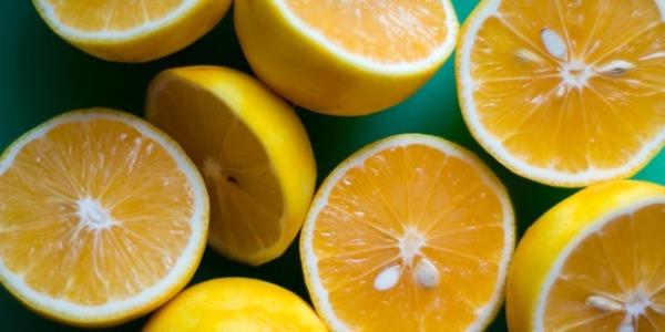 <P>Limon</P>  <P>Çin İmparatorlarının favorisi olan limon, C vitamini kaynaklarının en güçlülerinden. Bir limonun suyu toplamda 12 kalori ederken, limon alkali yapısı sayesinde tam bir diyet dostu. Kolajen üretimine yardımcı olan limon, kan damarlarının, tendonların, eklemlerin ve kemiklerin güçlenmesine yardımcı oluyor ve bağışıklığı güçlendiriyor. Limonun içeriğindeki flavanoid, kalp krizi riskini azaltırken, pankreas ve mide kanserleriyle de savaşıyor. Bazı araştırmalar ise, limonun beyni ve DNA’yı koruyucu gücünün de altını çiziyor</P>
