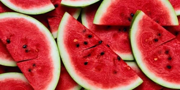 <P>Karpuz</P>  <P>Karpuz, yaz boyunca tüketebileceğiniz en lezzetli ve hafif meyvelerden biri. Bir tabağı yaklaşık 50 kalori olan karpuz, besin değeri yüksek ve kalori değeri düşük bir seçenek. A ve C vitaminleri ve sitrülin aminoasidi bakımından oldukça zengin olan karpuz,vücudun arjinin üretmesine de yardımcı oluyor. Kan basıncının düşürülmesinde, kalp hastalıkları riskinin azaltılmasında ve vücudun yeni doku üretmesinde büyük rol oynuyor. Ayrıca içeriğindeki likopen sayesinde, cildi zararlı UV ışınlarından da koruyor.</P>