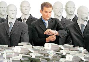 <P>MÜKEMMELİYETÇİLER</P>  <P>KONTROLÜN ONDA OLDUĞUNU HİSSETTİRİN</P>  <P>Geçinemediğiniz kişi eğer mükemmeliyetçi bir yönetici ise, onun aslında işlerin istediği gibi yapılıp yapılmayacağı ile ilgili kaygıları olduğunu bilin. Bir defa o size bir şey söylediğinde onu dikkatle dinlediğinizi hissettirin, aralarda "Anladım" deyin. Anladıklarınızı ona tekrar edin. "Şöyle yapmamı istiyorsunuz, doğru mu anladım?" gibi…</P>  <P>Sakın ola ki "Hallederiz", "Merak etmeyin, o kolay", "Basit iş, hemen yaparım" gibi ifadeler kullanmayın. "Bazı ayrıntılara dikkat etmemiz gerekiyor, ama elimizden geleni yaparız" gibi bir ifade ona iyi gelecektir.</P>  <P>Süreç boyunca sık sık onun fikrini alıp gidişatla ilgili bilgi verin. İşi tamamladığınızda hiçbir zaman son haliymiş gibi ona sunmayın. "Böyle bir taslak hazırladım, yeterli olur mu acaba?" diye sorun. Rapor verirken kurduğunuz cümlelerin başına "Planladığınız şekilde yaptık", "Sizin de öngördüğünüz gibi oldu", "Sizin yaptığınız plan çerçevesinde çalışmaya devam ediyoruz" gibi ifadeler kullanın ki kontrolün kendisinde olduğunu hissetsin.</P>