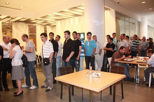 *Bir de yemekhanede kuyruğa girmemek gibi kural ihlali seven psikopatlar vardır. Onları uyarırken çok kibar bir üslup kullanın ki sizi kendisine bağırmakla suçlayıp, kuyruk gündemini değiştirmesin. Üste çıkmak için herhangi bir malzeme bulamadığında geri adım atmak zorunda kalacaktır.