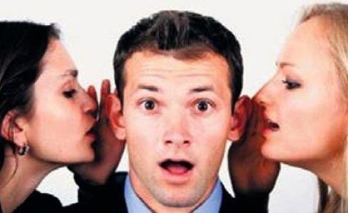 <P><B>ŞÜPHECİLER</B></P>  <P><B>ONLARA DEDİKODU TAŞIMAYIN, ÖZEL SORULAR SORMAYIN, TUTARLI OLUN</B></P>  <P>Eğer şüpheci biriyle aynı yerde çalışıyorsanız, onunla samimiyet çabasına girmeyin ve özel hayatıyla ilgili soru sormayın. O bir şeyler anlatırsa, benzer bir şeyler siz de anlatın ki rahatlasın. Onun hakkında yapılan dedikoduları ona iletmeyin. Güvenini kazanamayacağınız gibi, sizden daha da şüphelenir. Herhangi bir konuyu onunla topluluk içinde konuşmayın yoksa diğer insanlarla ona karşı işbirliği yaptığınızı düşünür.</P>  <P>Hiçbir zaman onun karşısında yeminler etmeyin, bu pek bir anlam ifade etmez. Bunun yerine, onu inandırmak için özel bir çaba sarf etmeye ihtiyaç duymadığınızı hissettirin. Şüpheci kişi dostunuz ise ve birinin onun ayağını kaydıracağı konusunda ipe sapa gelmez şüpheleri varsa, "Evet, senin kuyunu kazmayı düşünmüş olabilir, sen de onun için bunu düşünmüş olabilirsin. Ama bunu yapmaya kalkıştığına ilişkin bir delil yok. Böyle şeyleri düşündüğümüz halde yapmadığımız için iyi insan oluruz" gibi sözlerle onu rahatlatın. Şüpheci kişi eğer sizin eşinizse asla uzun tartışmalara girmeyin. Tutarlı konuşun. Sabırla sordukları sorulara cevap verin. O size ağır sözler söylese bile siz söylemeyin ki ileride aleyhinize delil olarak kullanamasın.</P>  <P><B>ÜRÜN DİRİER</B></P>  <P><B>urun.dirier@aktuel.com.tr</B></P>