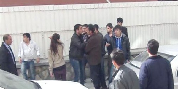 *Bir psikopat türü de toplu alanlarda küfretme, itişip kakışma, yasak maddeler tüketme gibi agresif tepkiler gösterenlerdir. Etrafta kimse yokmuş gibi davranmalarının sebebi, aslında toplumun kendilerini istemediğine inanmalarıdır. Başkalarını hiçe sayan psikopat aslında "Ben buradayım" diye haykırır. Onlara tepki göstermek bir işe yaramaz. Onlarla önemsendiklerini hissettirecek ciddi bir konuda konuşarak veya dikkatlerini bir başka yöne çekerek baş edebilirsiniz. Varlıklarının onaylandığını hissettiklerinde diğer insanlara saygılı davranacaklardır.