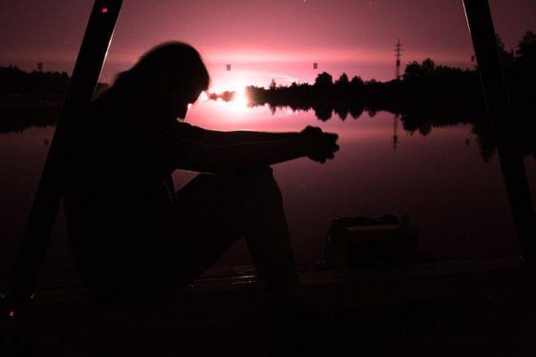 <P>BAĞIMLILAR</P>  <P>"SENSİZ YAPAMAM" DİYENDEN KORKUN, GARDINIZI ALIN</P>  <P>Evlilik terapisi uzmanları, hükmedici, otoriter, şiddete yatkın kişilikleri, bağımlıların bilerek eş olarak seçtiklerini, eşinden şiddet gören kadınların ve alkol sorunu olan erkeklerin bağımlılık özelliği göstermesinin yüksek ihtimal olduğunu bildiriyorlar. Bağımlıları partnerine "Sen olmadan yapamam", "O olmadan ben yaşayamam", "Sensiz ölürüm, yok olurum" gibi cümleler sarf etmesinden tanırsınız. Bağımlılar o kişiden istediklerini alamazlarsa, derhal bu cümleleri kuracak başka birini bulurlar.</P>  <P>Eşinizin ya da sevgilinizin bağımlı olduğunu anladığınızda yapabilecekleriniz şunlardır: Sık sık çeşitli konularda onun fikrini alın, size danıştığında önce "Sen neleri düşündün, hangi alternatifler var kafanda?" diye sorarak başlayın. Onun saydığı alternatifleri destekleyin. Sürekli sizinle vakit geçirmeye çalışmak, sizden ayrı kalınca huzursuzluk hissetmek, sizi sürekli yanında tutmaya çalışmak gibi can sıkıcı davranışlarla da karşılaşabilirsiniz. Böyle durumlar için ilk tedbir, hayatınızda pek çok insana değer</P>  <P>verebileceğinizi ona hissettirmektir. "Senden iyi olmasın, çok iyi biri" diye başlayan cümlelerle hayatınızdaki diğer insanlardan söz edin.</P>