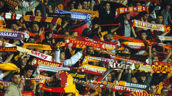 <p><b>8 - G.Saray-CSKA Soyfa (Atatürk Olimpiyat)</b></p>  30.08.2003   <p>66.300 kişi</p>