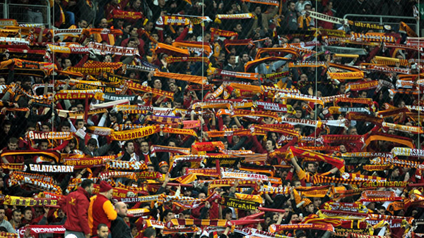 <p><b>3 - G.Saray-Bordeaux (Atatürk Olimpiyat)</b></p>  12.09.2006   <p>70.858 kişi</p>