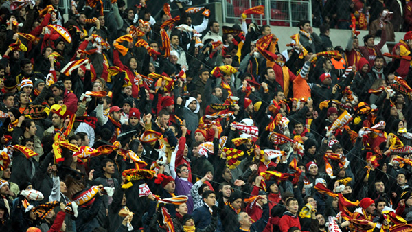 <p><b>9 - G.Saray-Diyarbakırspor (Atatürk Olimpiyat)</b></p>  09.08.2003   <p>62.620 kişi</p>