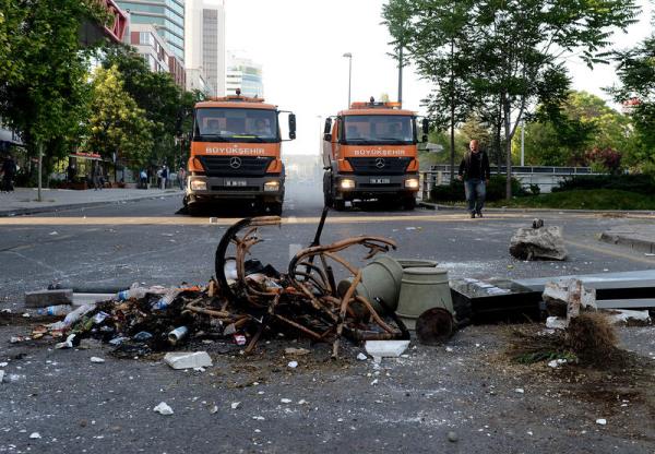 Ankara'da, Taksim Gezi Parkı'ndaki olayları protesto eden grubun eylemlerinin ardından, belediye ekipleri sabahın erken saatlerinde caddeleri temizledi.