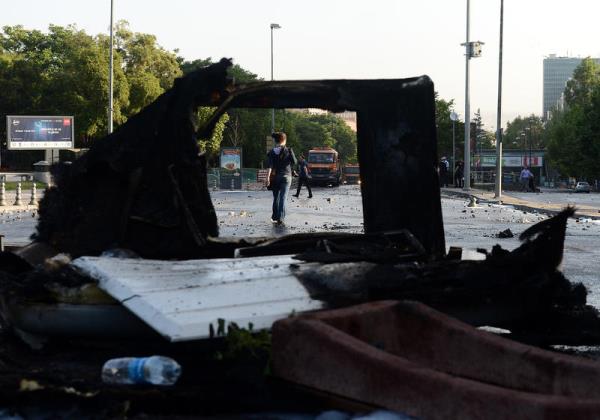 Başkentte gece boyunca süren olaylarda, göstericiler Atatürk Bulvarı'nda barikat kurarak, çöp konteynerlerini, bankları ve bir güvenlik kulübesini ateşe verdi. Caddeyi trafiğe kapan eylemciler, Türkiye Büyük Millet Meclisi'nin bahçesine de taşlarla saldırdı. Uyarılara rağmen dağılmayan gruba, polis, biber gazı ve tazyikli suyla müdahale etti.