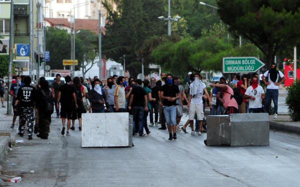 Antalya'da, Taksim Gezi Parkı'ndaki göstericilere destek amacıyla eylem yapan grup, polise taşlarla saldırınca gaz ve tazyikli su ile dağıtıldı.