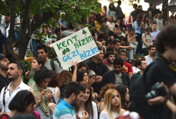 <P>Taksim Gezi Parkı'nda yaşanan olayları protesto eden bazı sivil toplum kuruluşları, sendika ve siyasi parti üyelerinin de aralarında bulunduğu grup,  başkentte protesto gösterisi yaptı. Kuğulu Park'ta akşam saatinde toplanmaya başlayan gruplar, "Kent bizim Gezi bizim", "Her yer Taksim" ve hükümet aleyhine yazıların bulunduğu dövizler taşıyarak, çeşitli sloganlar attı</P>