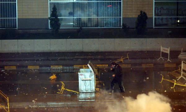 Eskişehir'de farklı noktalarda sabaha kadar süren Taksim Gezi Parkı'ndaki olayların protesto gösterisinde polise taş, şişe atan eylemciler, tazyikli su ve biber gazıyla dağıtıldı.