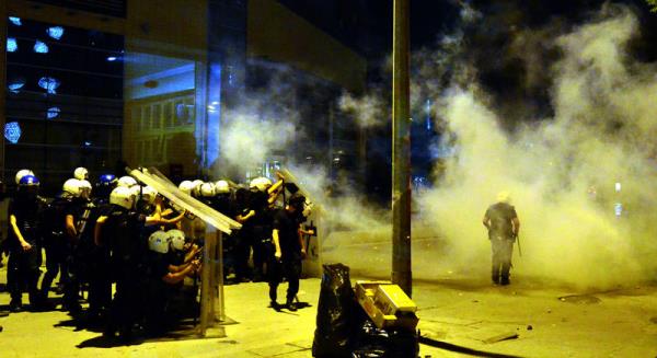 Eskişehir'de farklı noktalarda sabaha kadar süren Taksim Gezi Parkı'ndaki olayların protesto gösterisinde polise taş, şişe atan eylemciler, tazyikli su ve biber gazıyla dağıtıldı