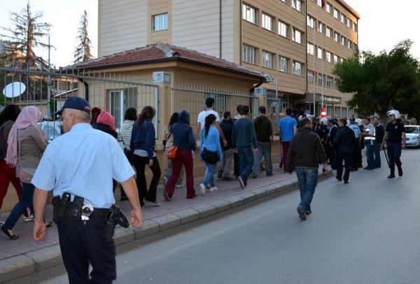 Eskişehir'de farklı noktalarda sabaha kadar süren Taksim Gezi Parkı'ndaki olayların protesto gösterisinde polise taş, şişe atan eylemciler, tazyikli su ve biber gazıyla dağıtıldı. Olaylarda çok sayıda gösterici gözaltına alındı.