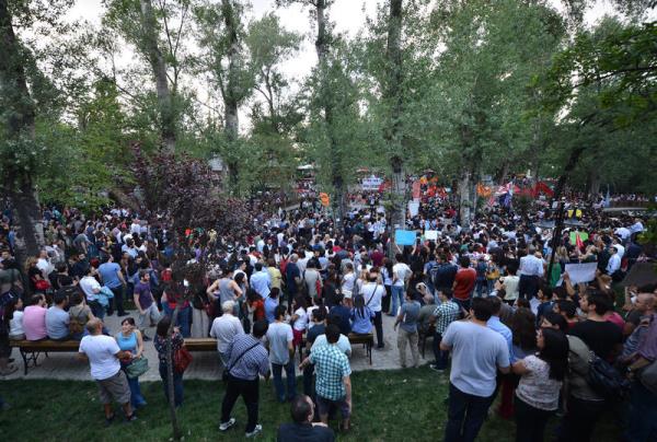 <P>Taksim Gezi Parkı'nda yaşanan olayları protesto eden bazı sivil toplum kuruluşları, sendika ve siyasi parti üyelerinin de aralarında bulunduğu grup,  başkentte protesto gösterisi yaptı. Kuğulu Park'ta akşam saatinde toplanmaya başlayan gruplar, "Kent bizim Gezi bizim", "Her yer Taksim" ve hükümet aleyhine yazıların bulunduğu dövizler taşıyarak, çeşitli sloganlar attı.</P>