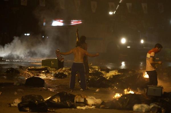 <P>Taksim Gezi Parkı'nda yaşanan olayları protesto eden bazı sivil toplum kuruluşları, sendika ve siyasi parti üyelerinin de aralarında bulunduğu grup, başkentte protesto gösterisi yaptı. Kuğulu Park'ta toplanan ve eylemlerini sürdüren gruptakiler, Tunalı Hilmi Caddesi'nde ateş yaktı.</P>