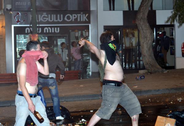 <P>Taksim Gezi Parkı'nda yaşanan olayları protesto etmek amacıyla Kuğulu Park'ta toplanan gruptan ayrılanların bir kısmı, eylemlerine Ankara sokaklarında devam ediyor. Kuğulu Park'ta toplanan ve eylemlerini sürdüren gruptakiler, Tunalı Hilmi Caddesi'nde ateş yaktı. Gruptakilerden bazıları ise buradan ayrılıp Kızılay'a yürümek istedi. Polis, trafiği kapatarak Atatürk Bulvarı'ndan yürüyüşe geçen grubu, Akay Kavşağı'nda, dağılmaları ve güzergahlarını değiştirmeleri konusunda uyardı. Polis, bekleyişlerini sürdürmeleri üzerine gruba müdahalede bulundu. Polisin tazyikli su ve biber gazı kullandığı olaylarda, gruptakiler de polise taş, şişe ve yumurta attı.</P>