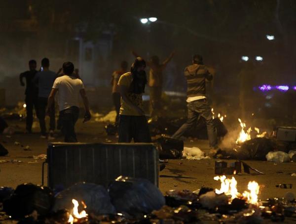 <P>Taksim Gezi Parkı'nda yaşanan olayları protesto eden bazı sivil toplum kuruluşları, sendika ve siyasi parti üyelerinin de aralarında bulunduğu grup, başkentte protesto gösterisi yaptı. Kuğulu Park'ta toplanan ve eylemlerini sürdüren gruptakiler, Tunalı Hilmi Caddesi'nde ateş yaktı.</P>