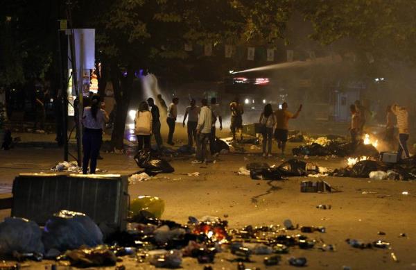 <P>Taksim Gezi Parkı'nda yaşanan olayları protesto eden bazı sivil toplum kuruluşları, sendika ve siyasi parti üyelerinin de aralarında bulunduğu grup, başkentte protesto gösterisi yaptı. Kuğulu Park'ta toplanan ve eylemlerini sürdüren gruptakiler, Tunalı Hilmi Caddesi'nde ateş yaktı.</P>