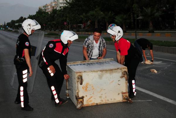Antalya'da, Taksim Gezi Parkı'ndaki göstericilere destek amacıyla eylem yapan grup, polise taşlarla saldırınca gaz ve tazyikli su ile dağıtıldı. Olayların ardından polis ekipleri yollarda temizlik yaptı