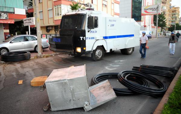 Antalya'da, Taksim Gezi Parkı'ndaki göstericilere destek amacıyla eylem yapan grup, polise taşlarla saldırınca gaz ve tazyikli su ile dağıtıldı.