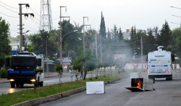 Antalya'da, Taksim Gezi Parkı'ndaki göstericilere destek amacıyla eylem yapan grup, polise taşlarla saldırınca gaz ve tazyikli su ile dağıtıldı.