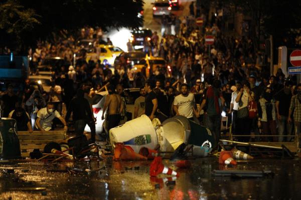 <P>Taksim Gezi Parkı'nda yaşanan olayları protesto eden bazı sivil toplum kuruluşları, sendika ve siyasi parti üyelerinin de aralarında bulunduğu grup,  başkentte protesto gösterisi yaptı. Atatürk Bulvarı'nda güvenlik amacıyla bekleyen TOMA aracına saldıran gruba tazyikli suyla müdahale edildi.</P>