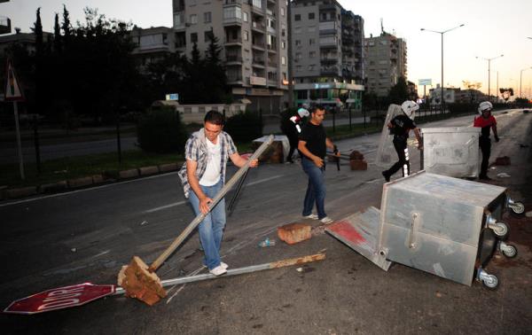 Antalya'da, Taksim Gezi Parkı'ndaki göstericilere destek amacıyla eylem yapan grup, polise taşlarla saldırınca gaz ve tazyikli su ile dağıtıldı. Olayların ardından polis ekipleri yollarda temizlik yaptı.