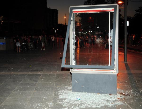 Antalya'da, Taksim Gezi Parkı'ndaki göstericilere destek amacıyla eylem yapan grup, polise taşlarla saldırınca gaz ve tazyikli su ile dağıtıldı. Olaylar sırasında reklam panoları da hasar gördü.