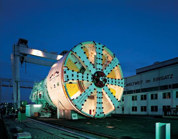 Dünyanın en büyük yer altı sondaj makinesi;     The Mixshield yer altı sondaj makinesi Almanya’da Herrenkmecht tarafından yapıldı. Ölçüleri 15.43 metre yarıçapında ve 2300 ton ağırlığındadır. Çin’deki Yongtze nehrinin altından Shanghai’den Changxing adasına kadar uzanan iki tünelin açılmasında 2 mixshields kullanıldı. Tünellerin yapımı 2006’dan 2008’e kadar sürdü. 7,47 km uzunluğunda ve 65 metre derinliğe sahiptir.