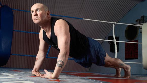 Dünyanın en zinde adamı;   Dünyanın en zinde adamı Paddy Doyle. İngiliz ordusu paraşüt biriminin eski bir üyesi olan Birmingham’dan 46 yaşındaki Doyle, 23 adet birbirinden farklı geçerli olan rekoruyla en müthiş profesyonel çoklu disiplin atletlerinden birisidir.