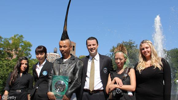 En uzun mohikan saçı;     Rekortmen Kazuhıro Watanabe, dünyadaki en uzun mohikan stili saça sahip. Moda tasarımcısının 113.5 cmlik mohikan saçı ekim 2011’de Tokyo’da tescillendi.