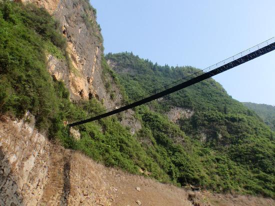 Dünyanın en yüksek asma köprüsü;     Çin’de Badong Country Hubei’deki Si Du nehri köprüsü 472 metre uzunluğunda vadi üzerine kurulmuştur.