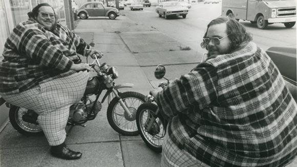 Dünyanın en ağır ikizleri;     Amerikalı Billy Leon (1946-79) ve Benny Loyd (1946 – 2001) Mccrary, Mcguire adıyla da bilinirler. Altı yaşlarına kadar normal ölçülerdeydiler. Kasım 1978’de Billy 337 kg ve benny 328 kg ağırlığındaydılar ve her birinin bel ölçüsü 2.13 m idi.