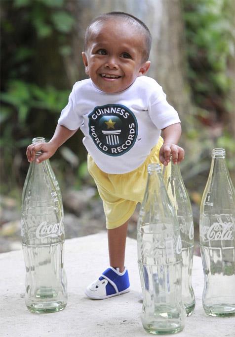 Junrey Balawing;     2011 yılının Haziran ayında Guinness hakemleri en kısa boylu adam olarak yaşayan Junrey Balawing teyit etmek için Filipinlerdeki evini ziyaret ettiler. 3 kez ölçülen Balawing 18. Yaş gününde boyu 59,9 cm’ye ulaştı ve Nepalli Khangendra Thapa Magar’dan unvanı aldığını iddia etti. Ancak bir yıldan daha az süre rekoru elinde tutabildi.