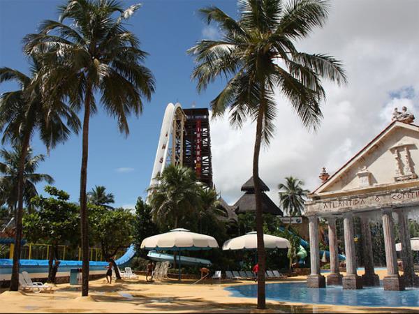 En uzun su kayağı;     Dünyanın en uzun su kayağı Brezilya’nın Rio de Janerio şehrindeki Barra do Pirai bölgesindeki Agvas Quentes Country Club’da 2002’de yapılmıştır. 49.9 metre baş döndüren bir uzunluğa sahip olup özgürlük heykelinden daha uzundur. Alçalma açısı 60 derecedir. Eğer denemek için yeteri kadar cesaretin varsa kendini aşağıya doğru 96 kilometre hıza yaklaşan bir inişte bulacaksın.