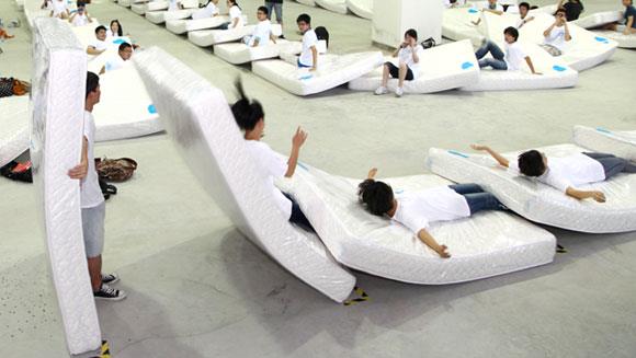 İnsan ve şilteden oluşan domino rekoru;     İnsan ve şilteden oluşan domino rekoru yine Çin’de kırıldı; 1001 katılımcının yere düşmesi ile en geniş katılımlı insan dominosu rekoru Çin’de kırıldı.