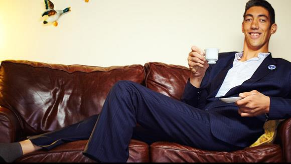 Yaşayan en uzun insan;   Sultan Kösen. 10 Aralık 1982 Türkiye doğumlu Sultan Kösen 251 cm.